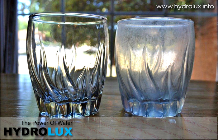 vodeni kamenac koji se nahvatao na staklenu čašu